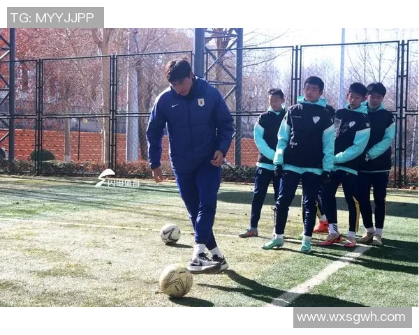 足球明星戴眼镜与小男孩的温馨瞬间展现梦想与偶像的美好结合